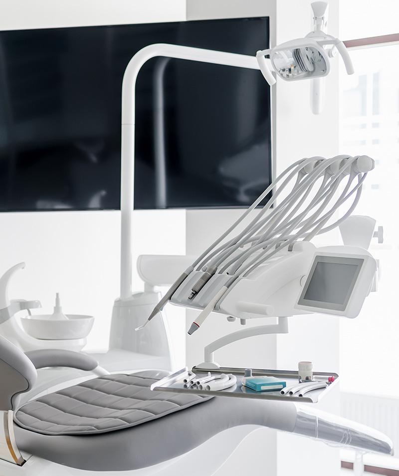 Krzesło i narzędzia stomatologa